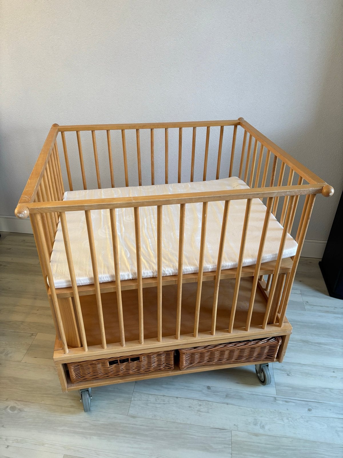 Houten box met zwenkwielen en opbergmanden, Kinderen en Baby's, Boxen, Ophalen, Gebruikt, Rechthoekig, In hoogte verstelbaar