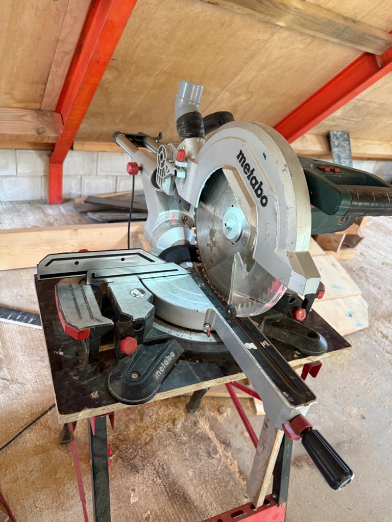 Metabo KGS 305 M Afkortzaag - Krachtig en Nauwkeurig, Ophalen, Gebruikt, 70 mm of meer, Afkortzaag