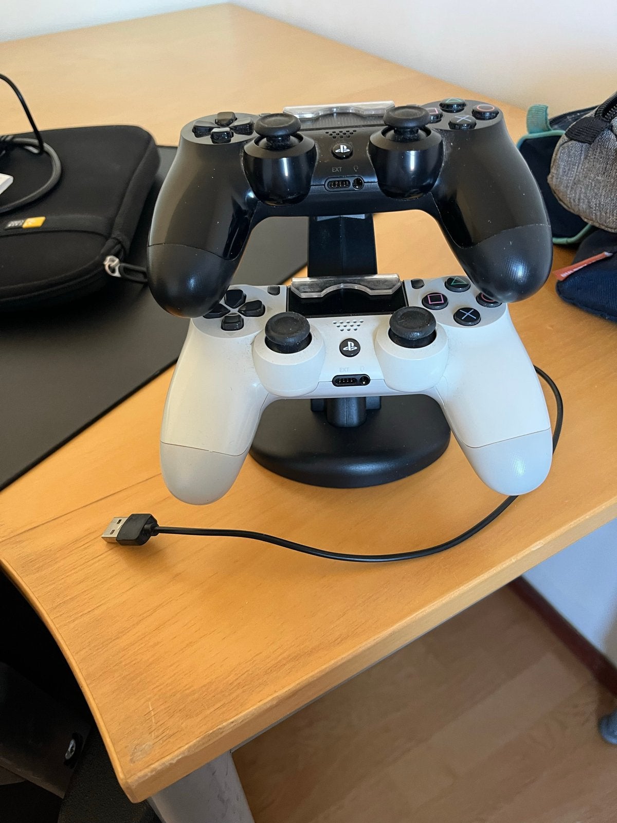 PlayStation 4 DualShock Controllers met Oplaadstation, Spelcomputers en Games, Spelcomputers | Sony PlayStation Consoles | Accessoires