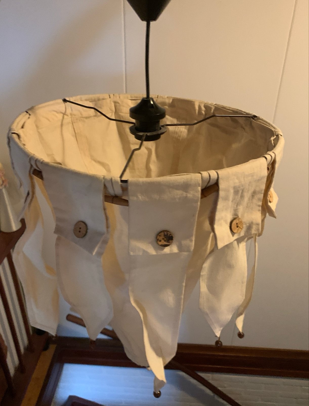 Unieke hanglamp ridderstijl van katoen met houten details, Ophalen of Verzenden, Gebruikt, Textiel