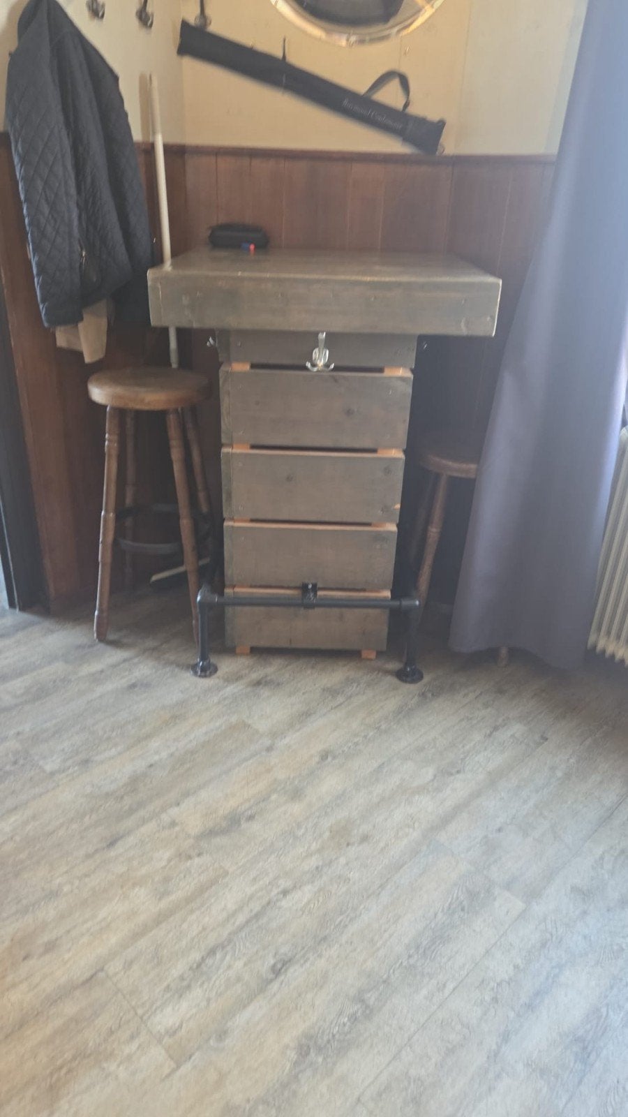 Stevige houten bartafel met industriële look, Ophalen, Zo goed als nieuw