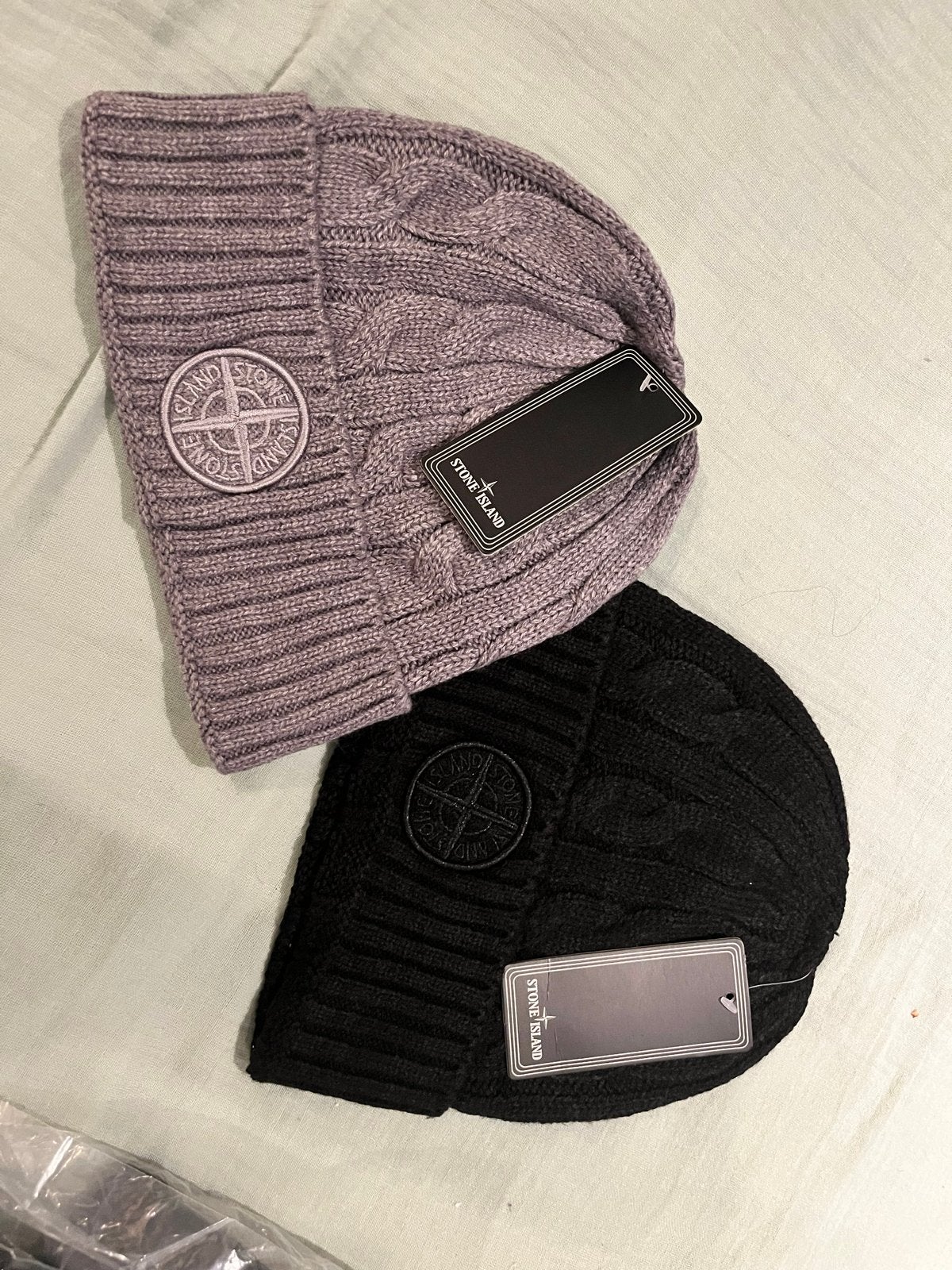 Nieuwe stone island mutsen - 8 zwarte en 8 grijze, Ophalen, Nieuw, One size fits all, Hoed