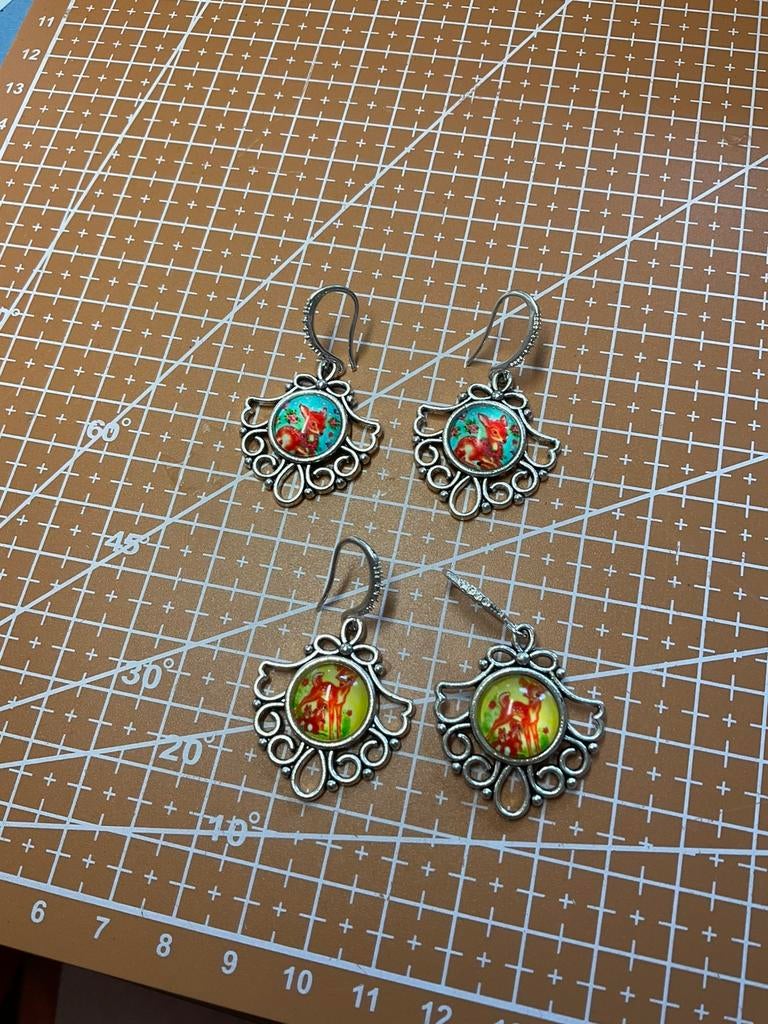 Sale! 2 sets Fiona Hewit oorhangers Retro hertje en haasjes, Sieraden, Tassen en Uiterlijk, Ophalen of Verzenden, Nieuw, Overige materialen