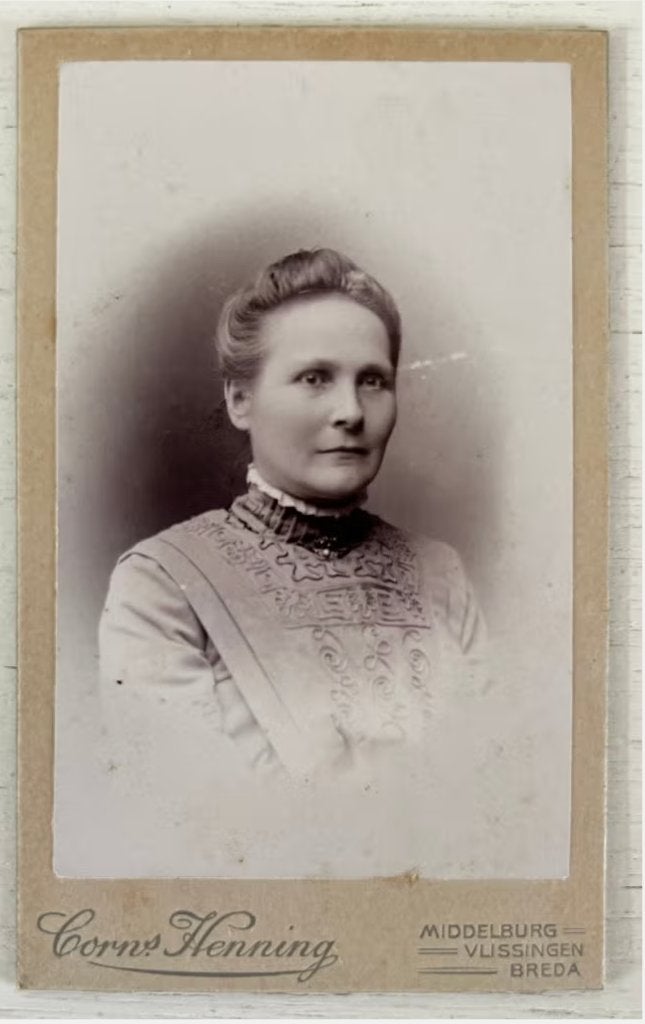 CDV Dame, fotograaf Corns.Henning (Augustus 1912), Verzamelen, Gebruikt, Foto, Ophalen of Verzenden, Voor 1940