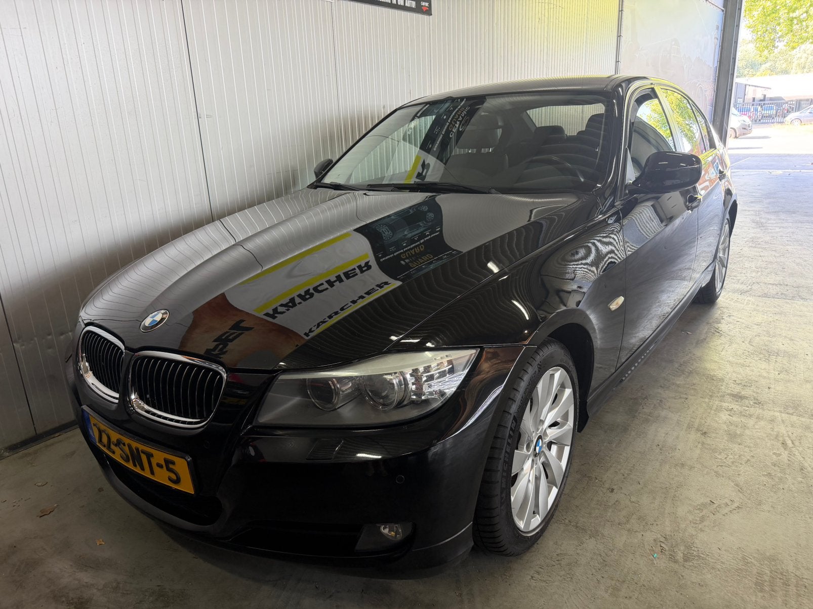 BMW 3-Serie 320i 2011 Zwart 111451km NAP Leer/ Navi/ M stuur, 1345 kg, Achterwielaandrijving, 1995 cc, Zwart