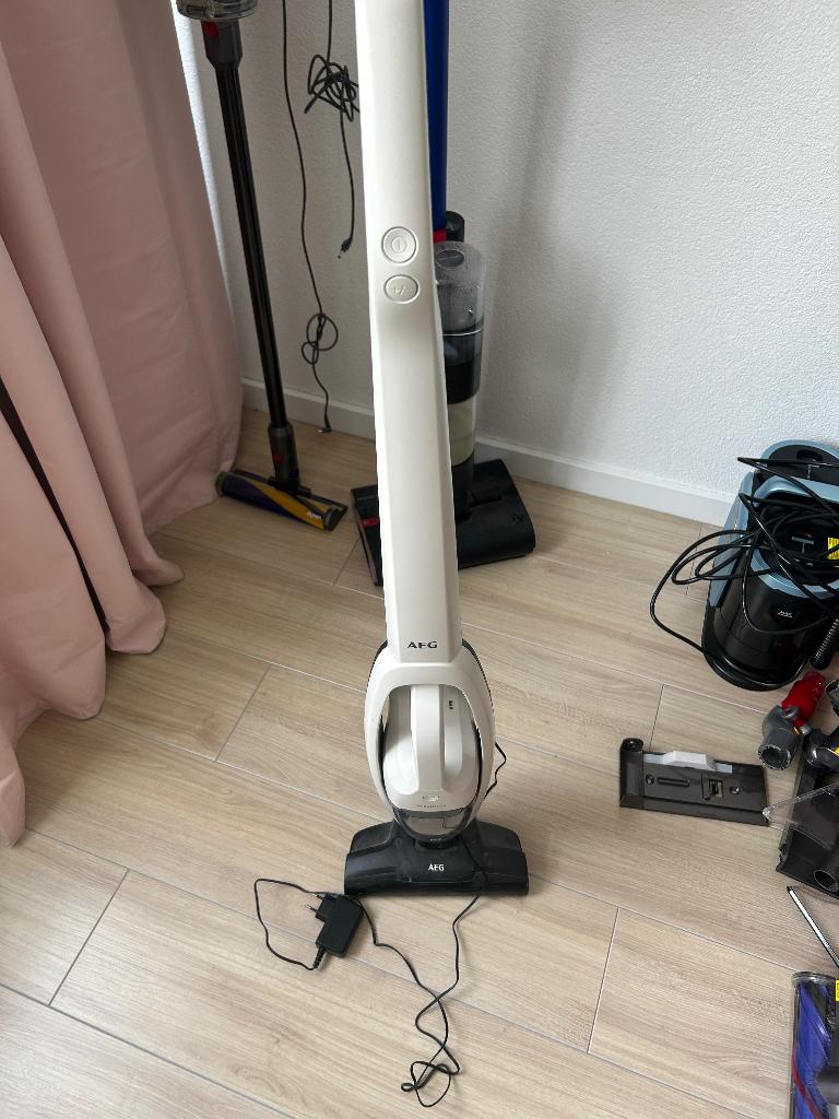 Aeg clean 3000, Ophalen of Verzenden, Zo goed als nieuw, Draadloos, Reservoir