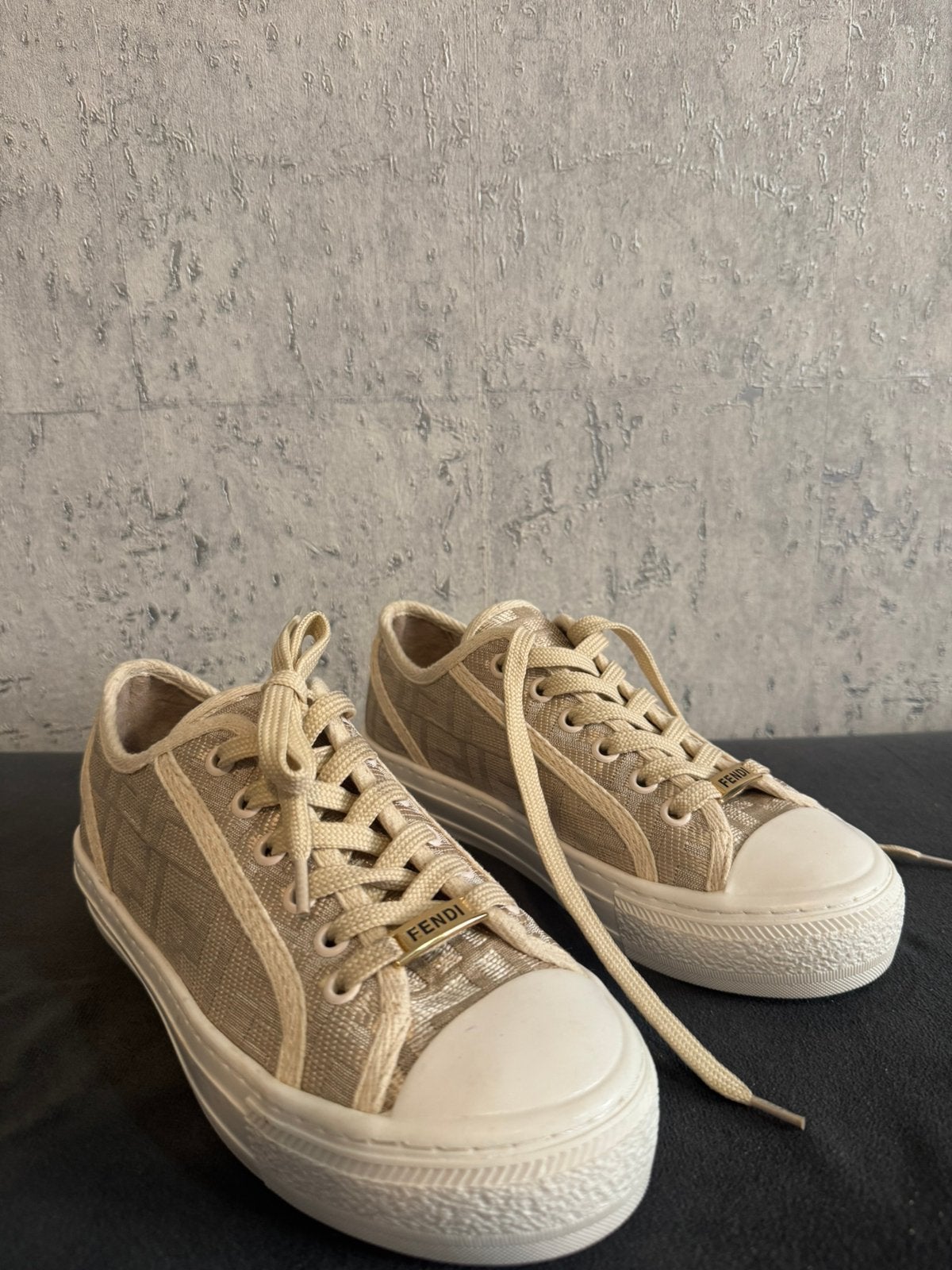 Fendi dames maat 37, Beige, Ophalen of Verzenden, Sneakers of Gympen, Zo goed als nieuw