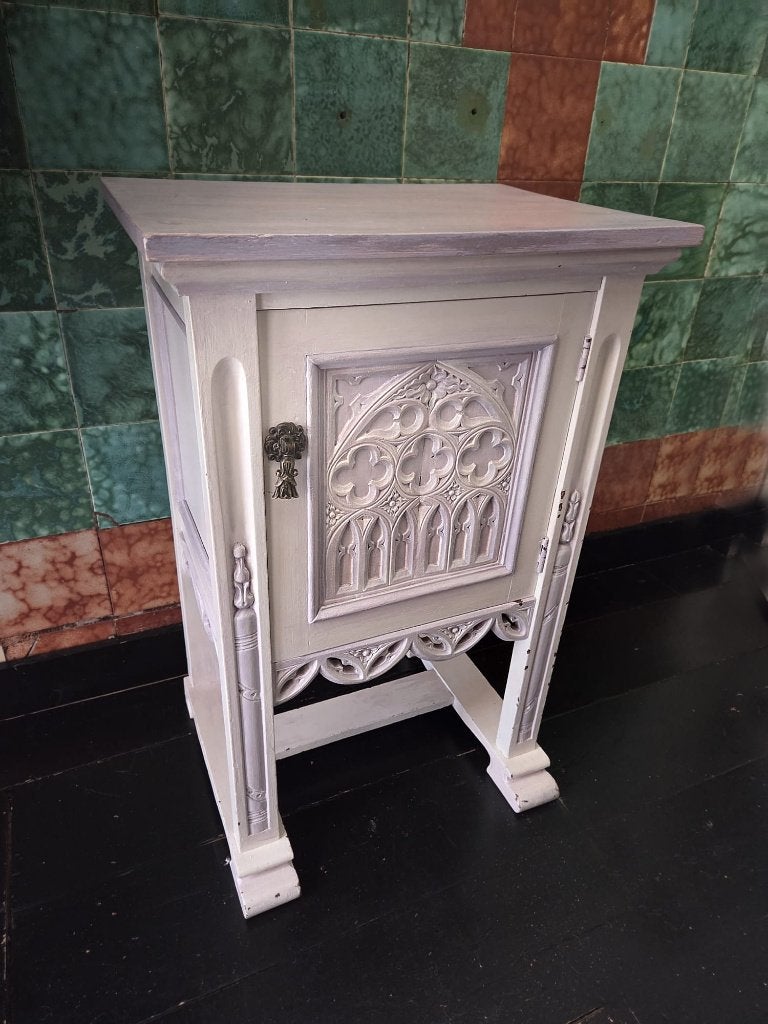 Uniek Gotisch Nachtkastje/Bijzettafel - Lavendel, Huis en Inrichting, Ophalen, Gebruikt, Minder dan 45 cm, 70 cm of meer