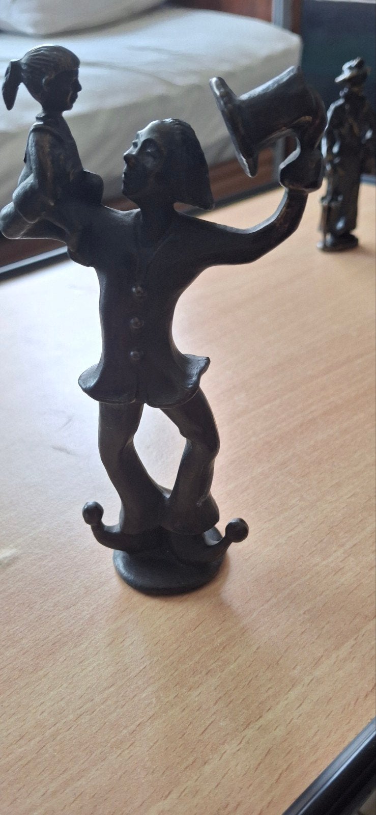 Eerste bronzen beeldje clinical clowns, Ophalen