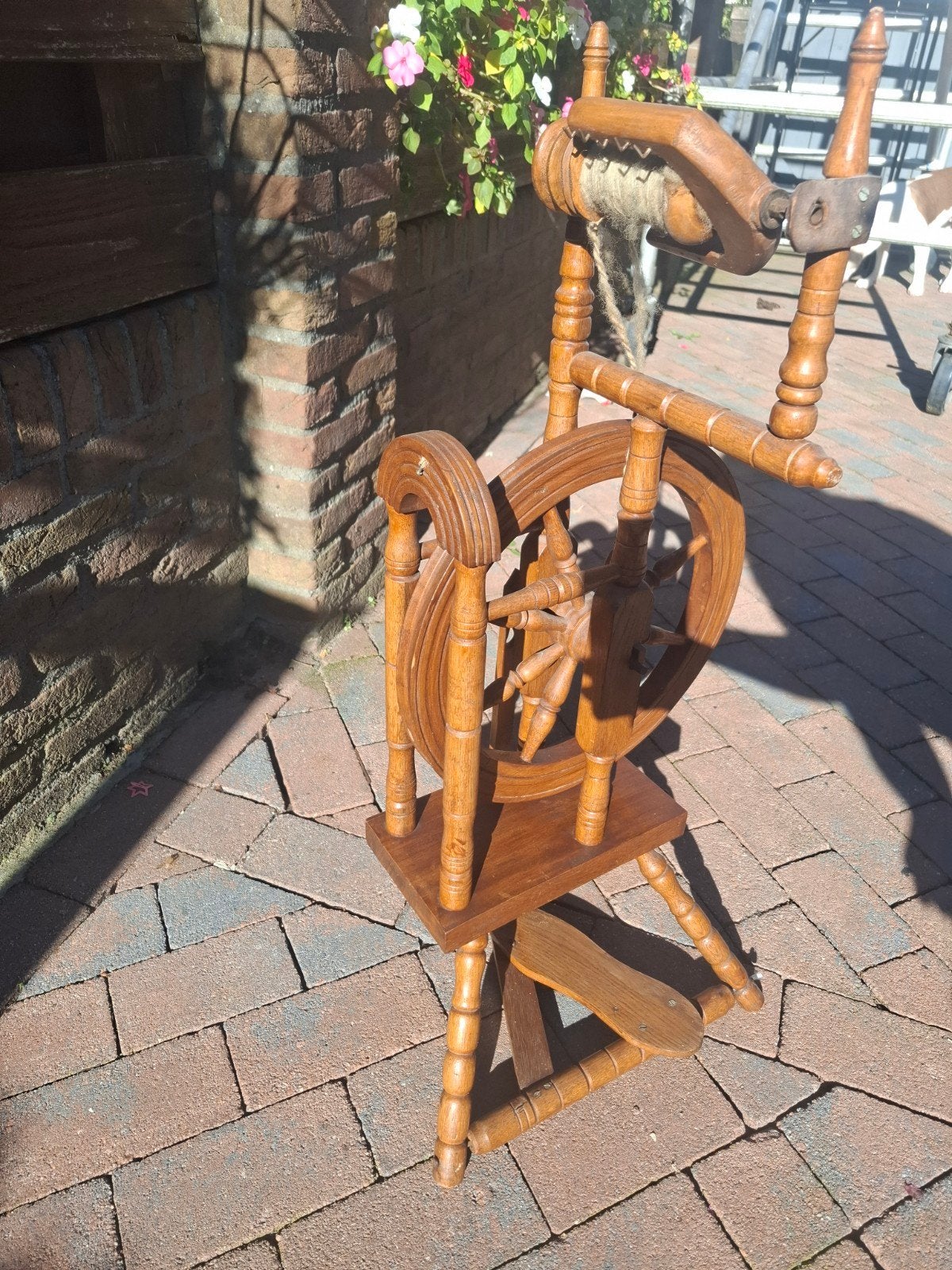 Prachtig handgemaakt antiek houten spinnewiel, Hobby en Vrije tijd, Ophalen, Spinnewiel