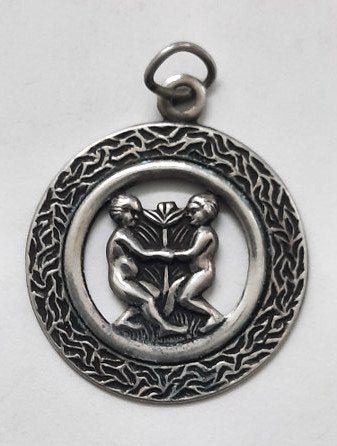 Zilveren opengewerkte Sterrenbeeld hanger Tweeling 835, Ophalen of Verzenden, Zo goed als nieuw, Kruis of Symbool, Zilver