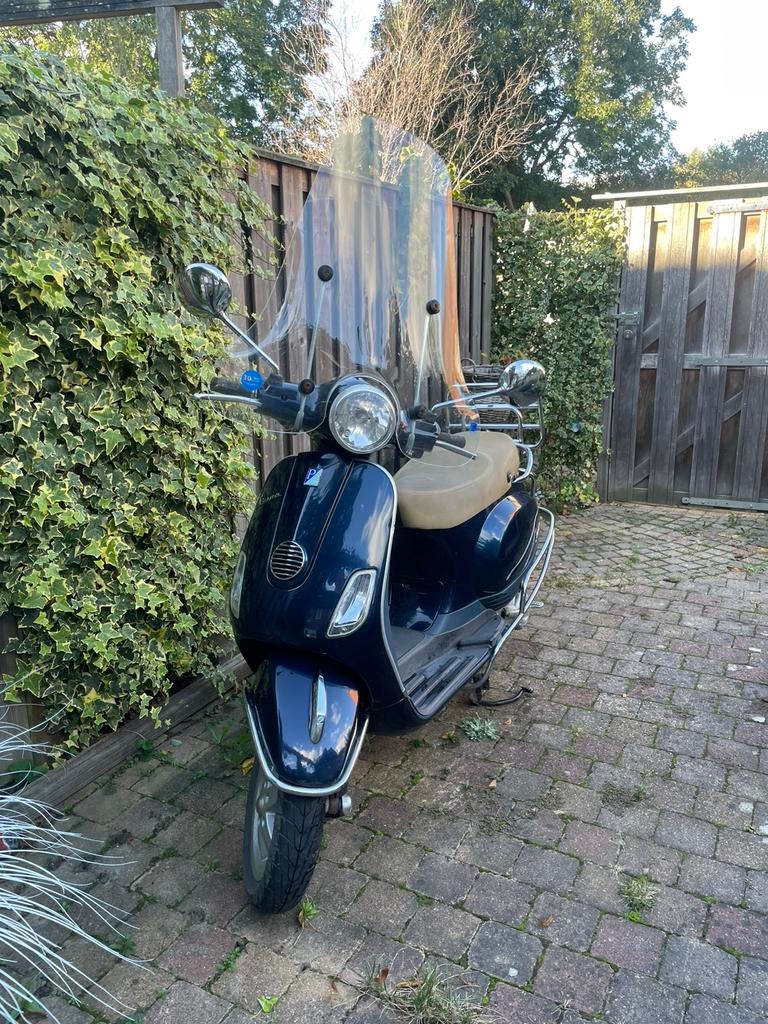 Vespa donker blauw, Fietsen en Brommers, Scooters | Vespa, Zo goed als nieuw, Vespa LX, Benzine, Ophalen