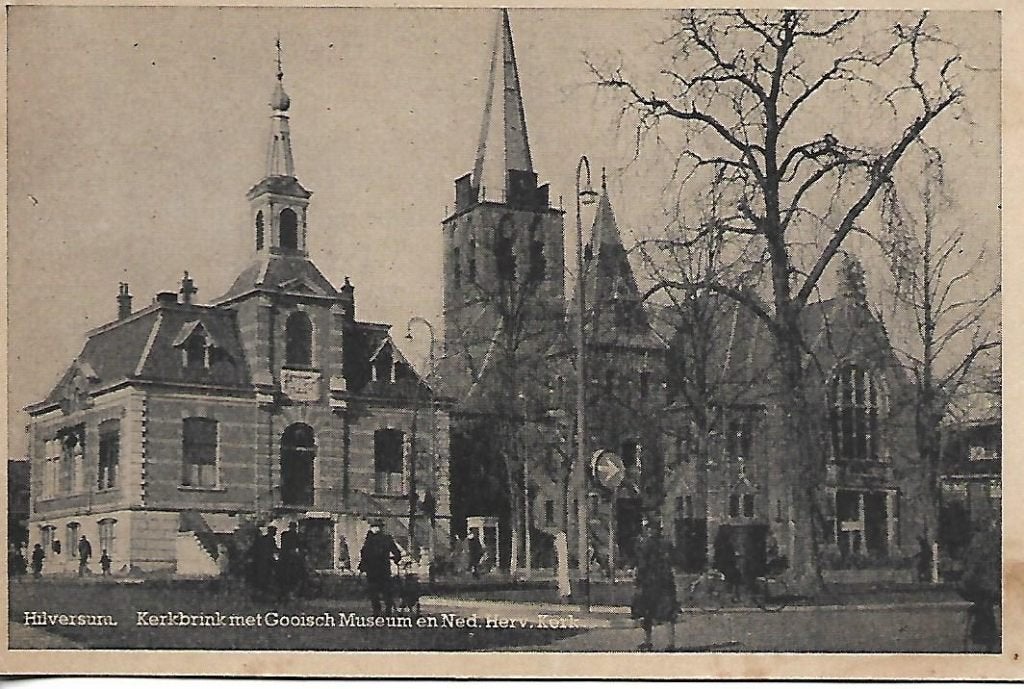 Hilversum--Kerkbrink met Gooisch Museum en N.H.Kerk., Verzenden, 1940 tot 1960, Gelopen, Noord-Holland
