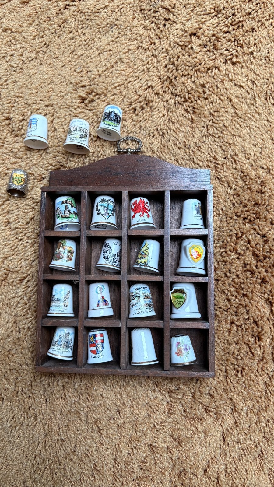 Verzameling vingerhoeden met houten displayrek, Ophalen, Gebruikt