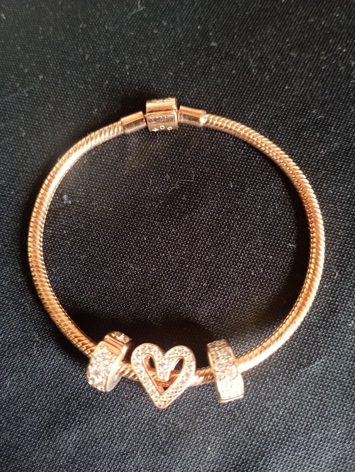 Pandora armband, 18 cm Rose goud, 3 bedels, €100., Ophalen of Verzenden, Zo goed als nieuw, Goud, Goud