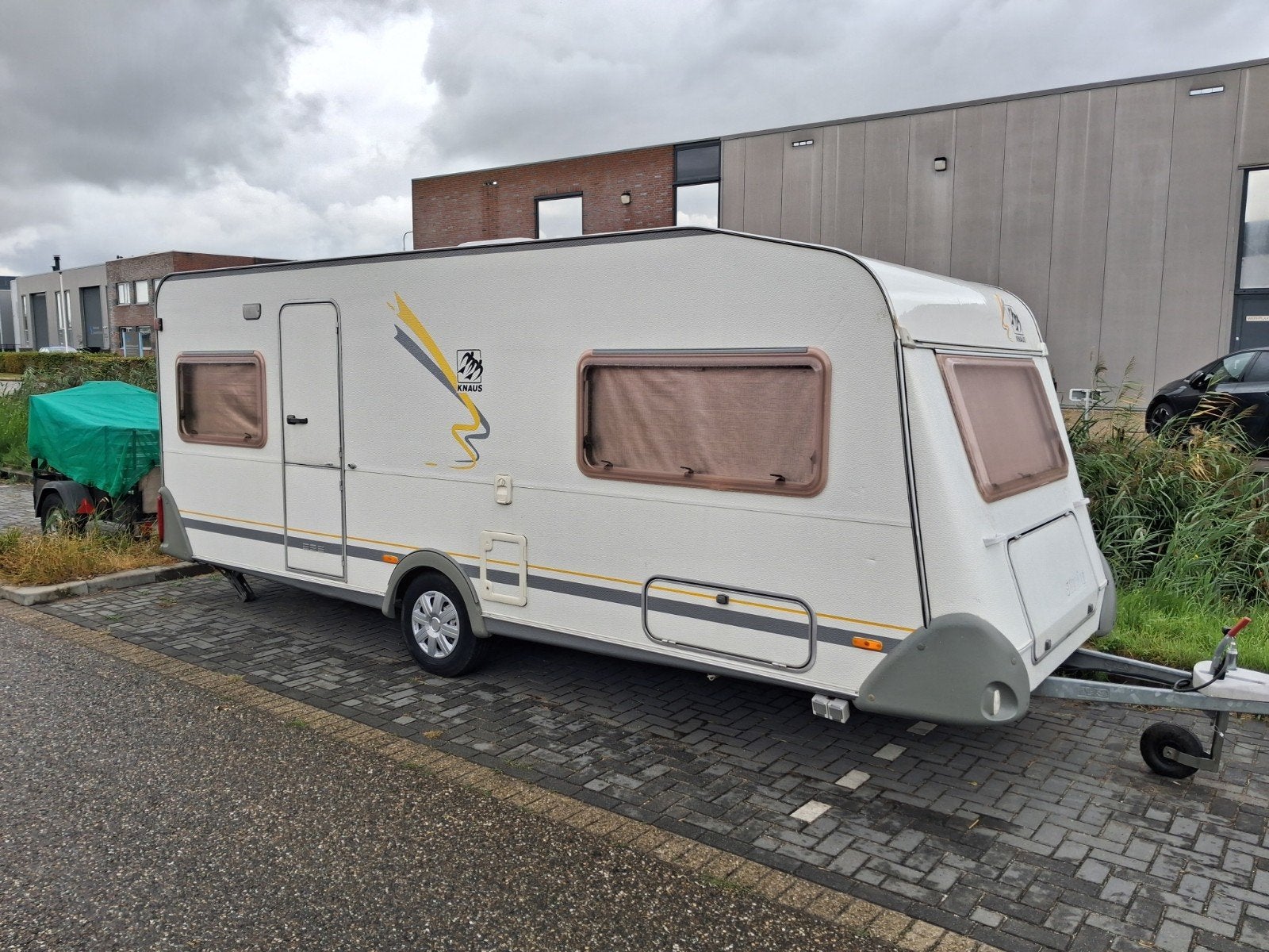 Knaus 550 Sudwind met Brand voortent, stapelbed, 6 persoons, Rondzit, Schokbreker, Particulier, 5 tot 6 meter