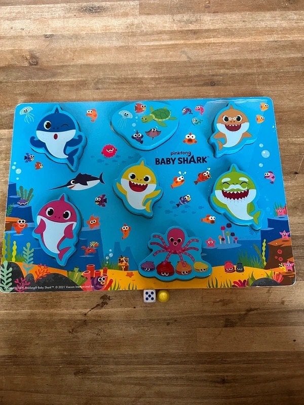 Pinkfong Baby Shark houten inlegpuzzel – 7-delig, Ophalen of Verzenden, Zo goed als nieuw, Van hout, Minder dan 10 stukjes