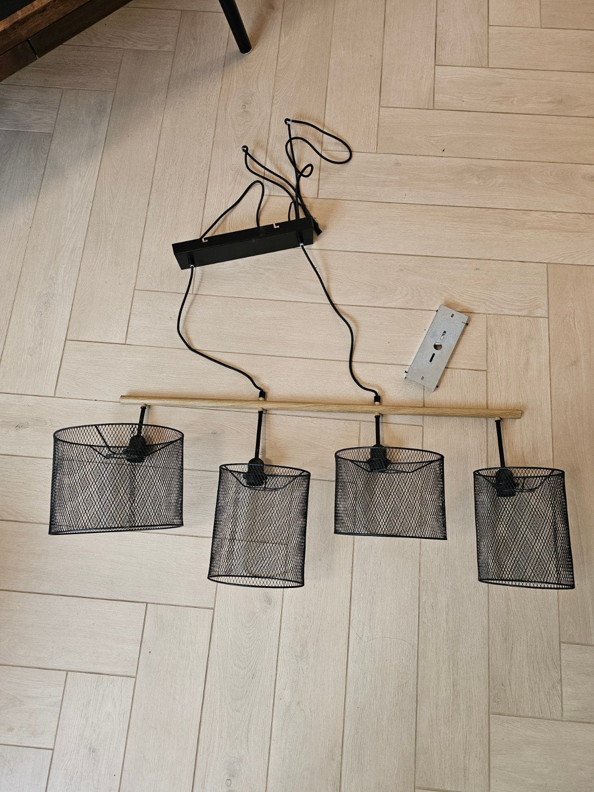Hanglamp met 4 zwarte gaas kappen en houten balk, Ophalen, Industrieel, Modern, E27 (groot), Zo goed als nieuw