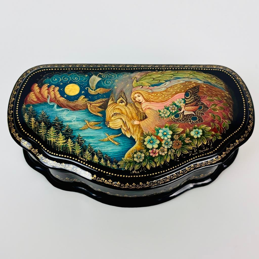 Gesigneerde Russische lakminiatuurdoos met sprookjesmotief, Ophalen of Verzenden