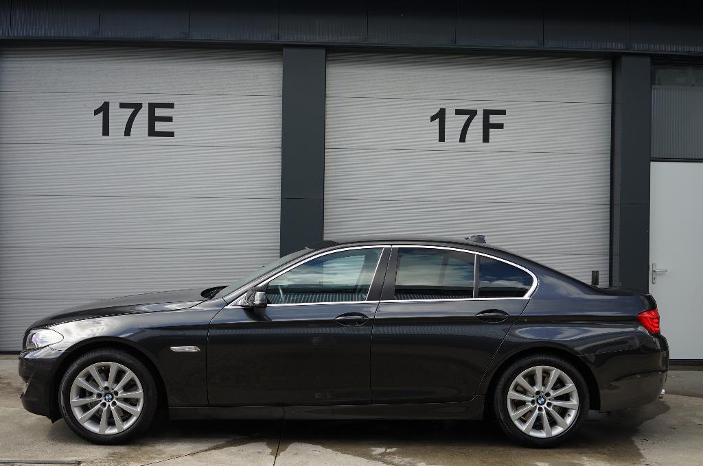 523i EXE Let op:26dkm-1eig-handbak!-ALS NIEUW!-2010, Auto's, BMW, Euro 5, Achterwielaandrijving, 1800 kg, Zwart