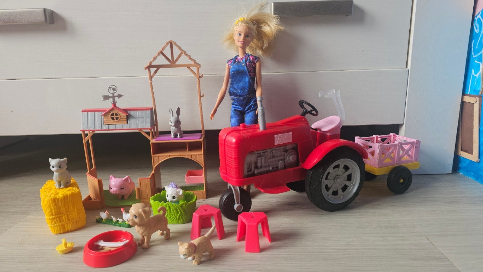 Barbie met tractor en boerderij speelset, Ophalen of Verzenden, Gebruikt, Barbie