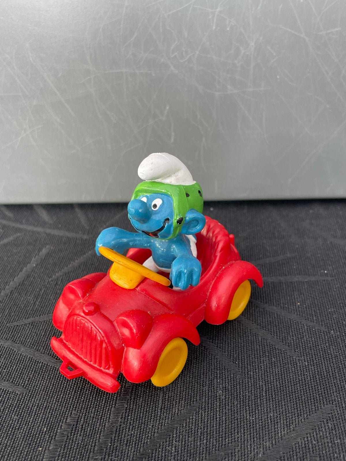 Smurf in rode auto - Vintage Smurfen figuur, Verzamelen, Ophalen of Verzenden, Gebruikt, Overige Smurfen, Poppetje, Figuurtje of Knuffel