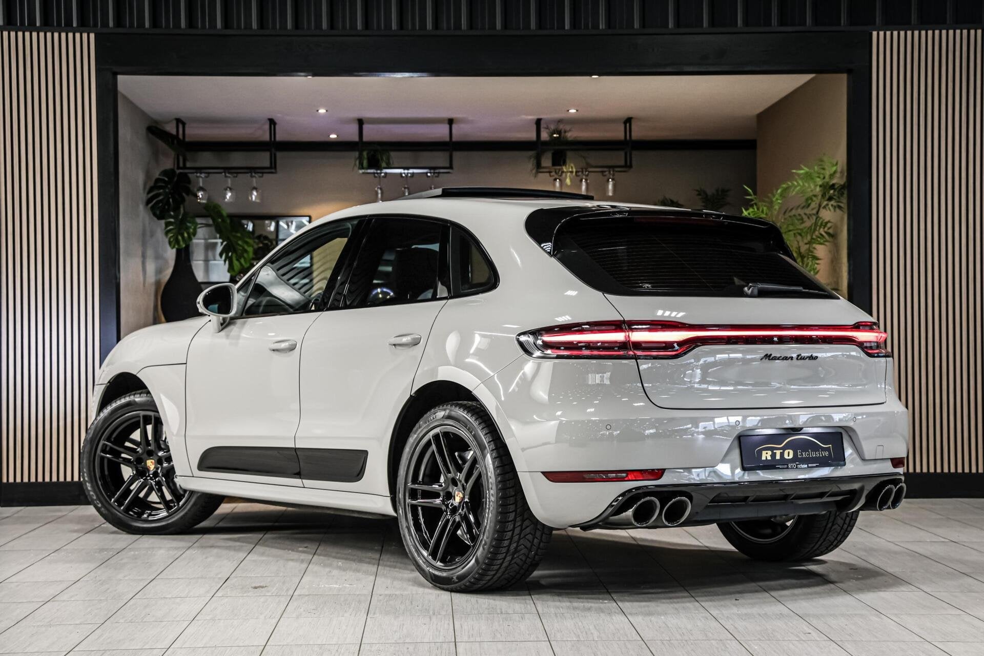 Porsche Macan 2.9 Turbo|Krijtgrijs|Pano|Leder|Chrono|Luchtv., Automaat, Gebruikt, Met garantie (alle), 120 €/maand