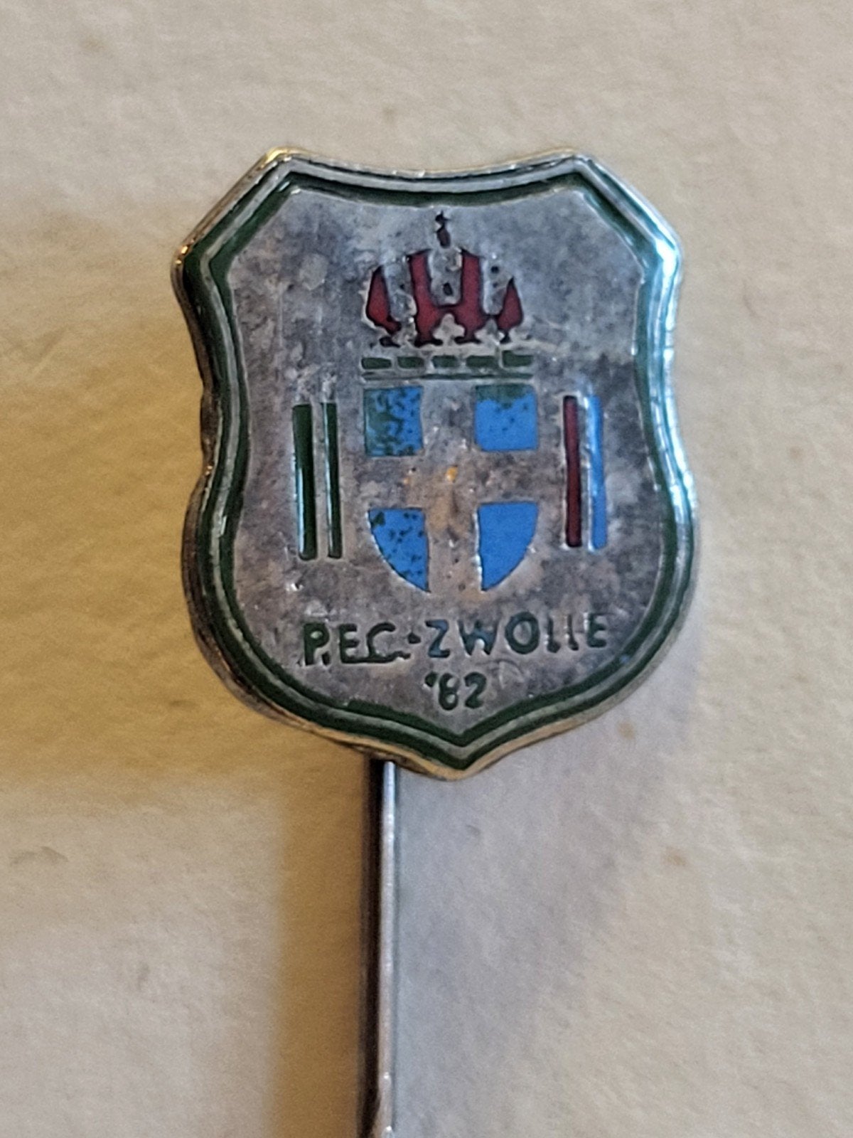 Emaille speldje PEC Zwolle 1982, Verzenden, Gebruikt, Sport, Speldje of Pin