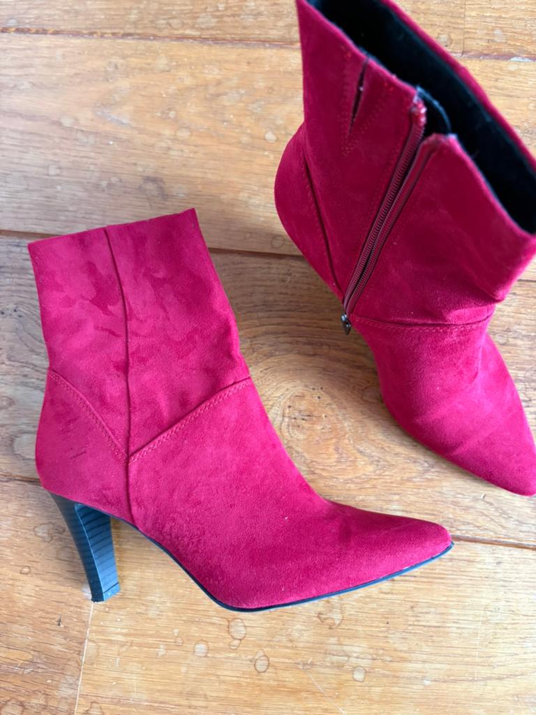 Rode suede enkellarzen maat 38, Lage of Enkellaarzen, Ophalen of Verzenden, Zo goed als nieuw, Rood
