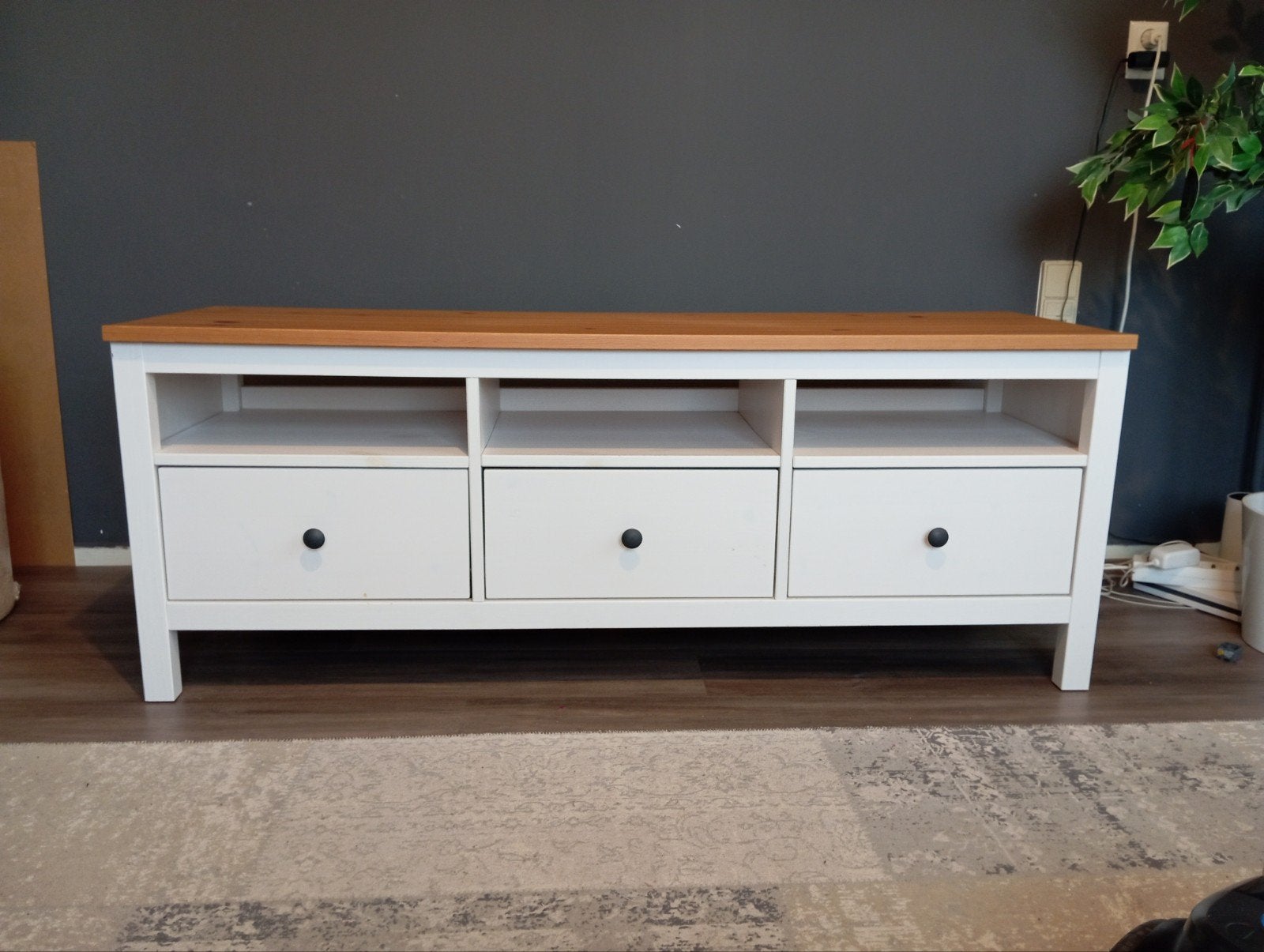 IKEA HEMNES TV-meubel wit gebeitst/lichtbruin 148x47x57 cm, Huis en Inrichting, Kasten | Televisiemeubels, Ophalen, 100 tot 150 cm