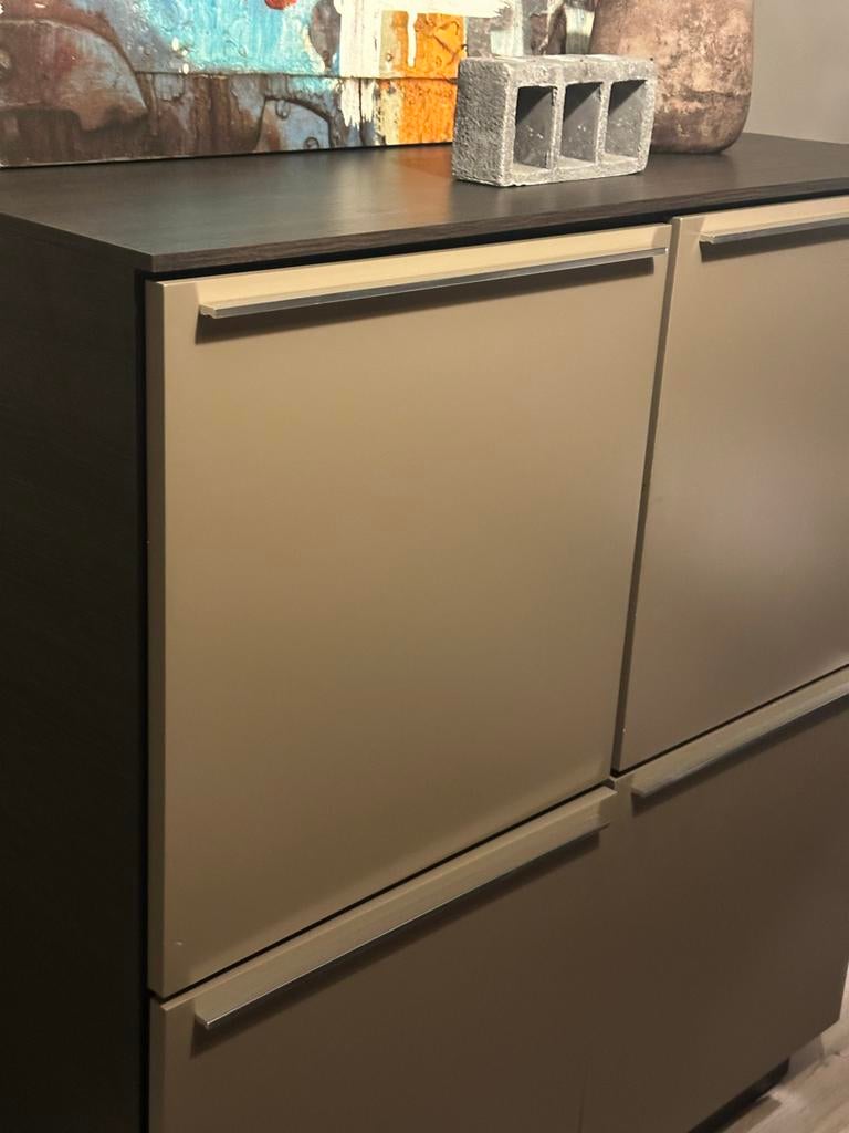 Stijlvolle taupe buffetkast B120 H133 - Velsen noord, Huis en Inrichting, Kasten | Dressoirs, Ophalen, Met plank(en), Gebruikt