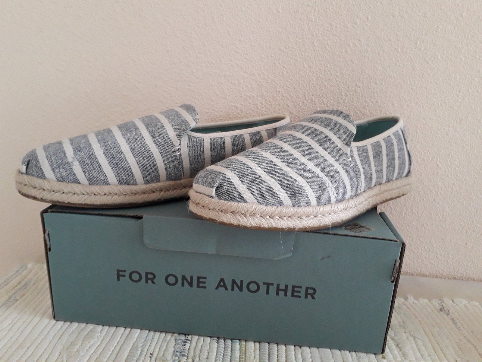 TOMS; hippe, vlotte zomerschoenen (38). Nieuw., Ophalen of Verzenden, Nieuw, Instappers