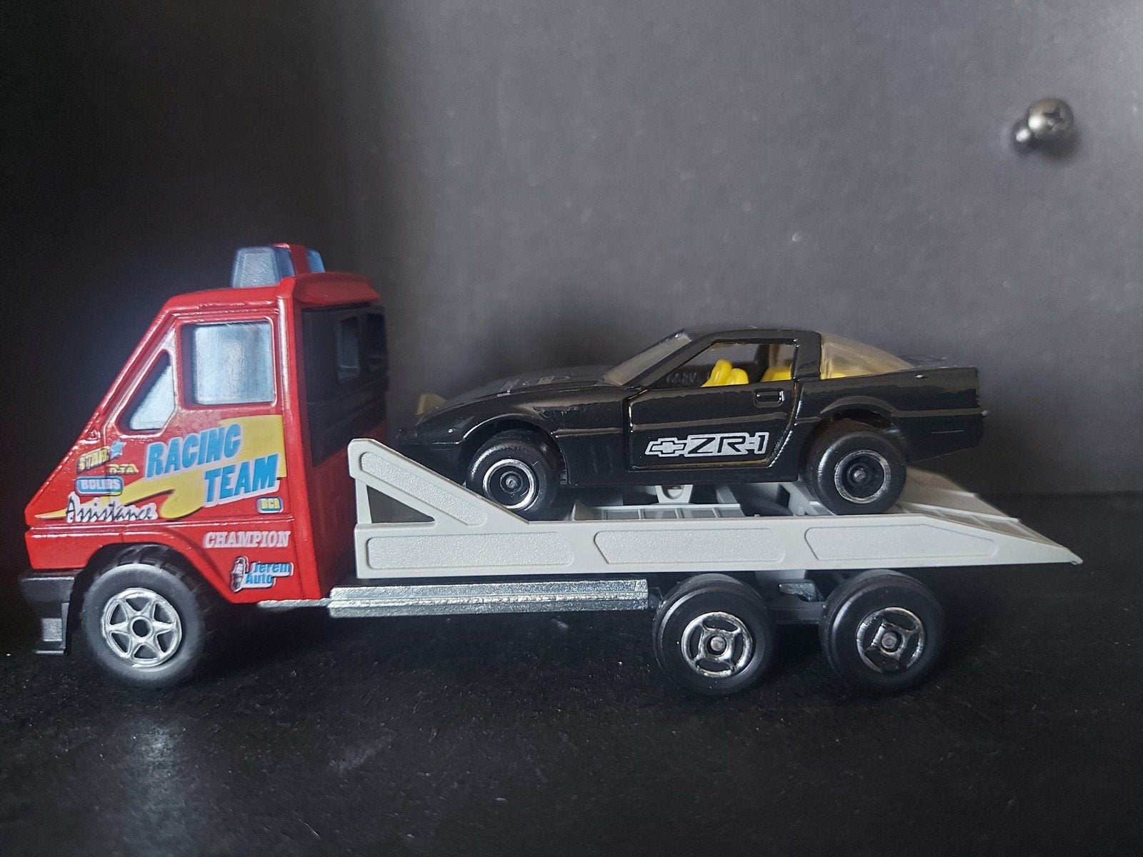 Chevrolet Corvette & Renault Master, Hobby en Vrije tijd, Modelauto's | Overige schalen, Ophalen of Verzenden, Nieuw, Auto
