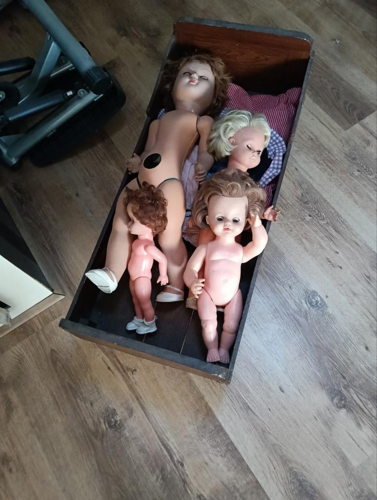 Oud poppenbed met poppen, Kinderen en Baby's, Speelgoed | Poppen, Ophalen