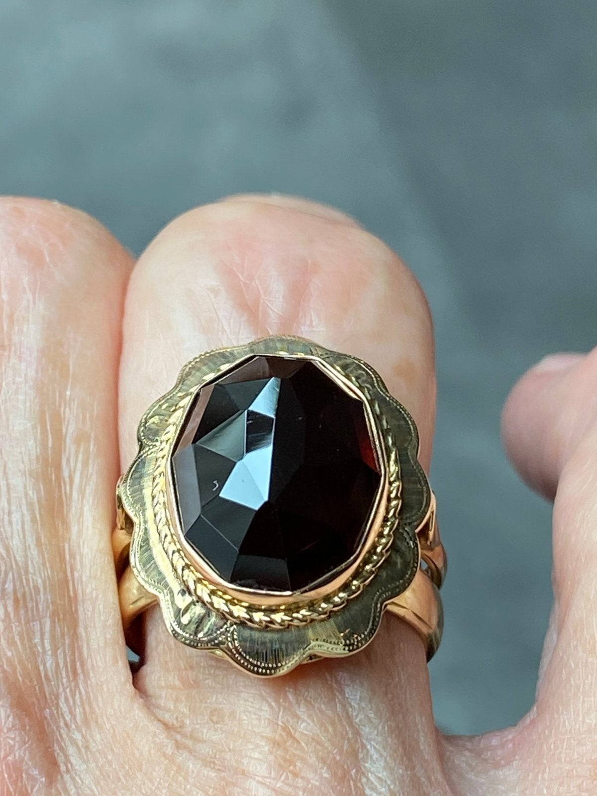Een mega grote 14 karaats granaten ring met kop van 2.2 cm, Ophalen of Verzenden