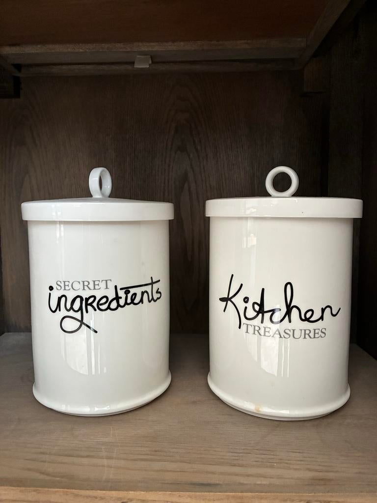 Twee Rivièra Maison voorraadpotten 'Secret Ingredients' & 'K, Ophalen, Zo goed als nieuw