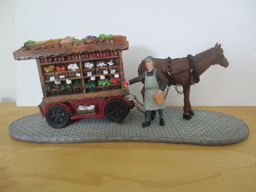 Groentenkar met paard staand op een stukje straat (Lemax ?), Diversen, Ophalen of Verzenden, Zo goed als nieuw
