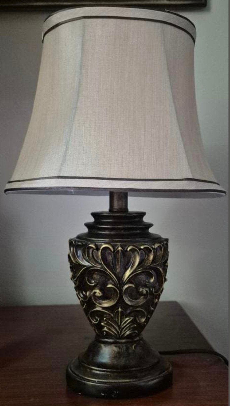 Klassieke tafellamp met goudbrons voet en stoffen kap, Antiek en Kunst, Antiek | Lampen, Ophalen