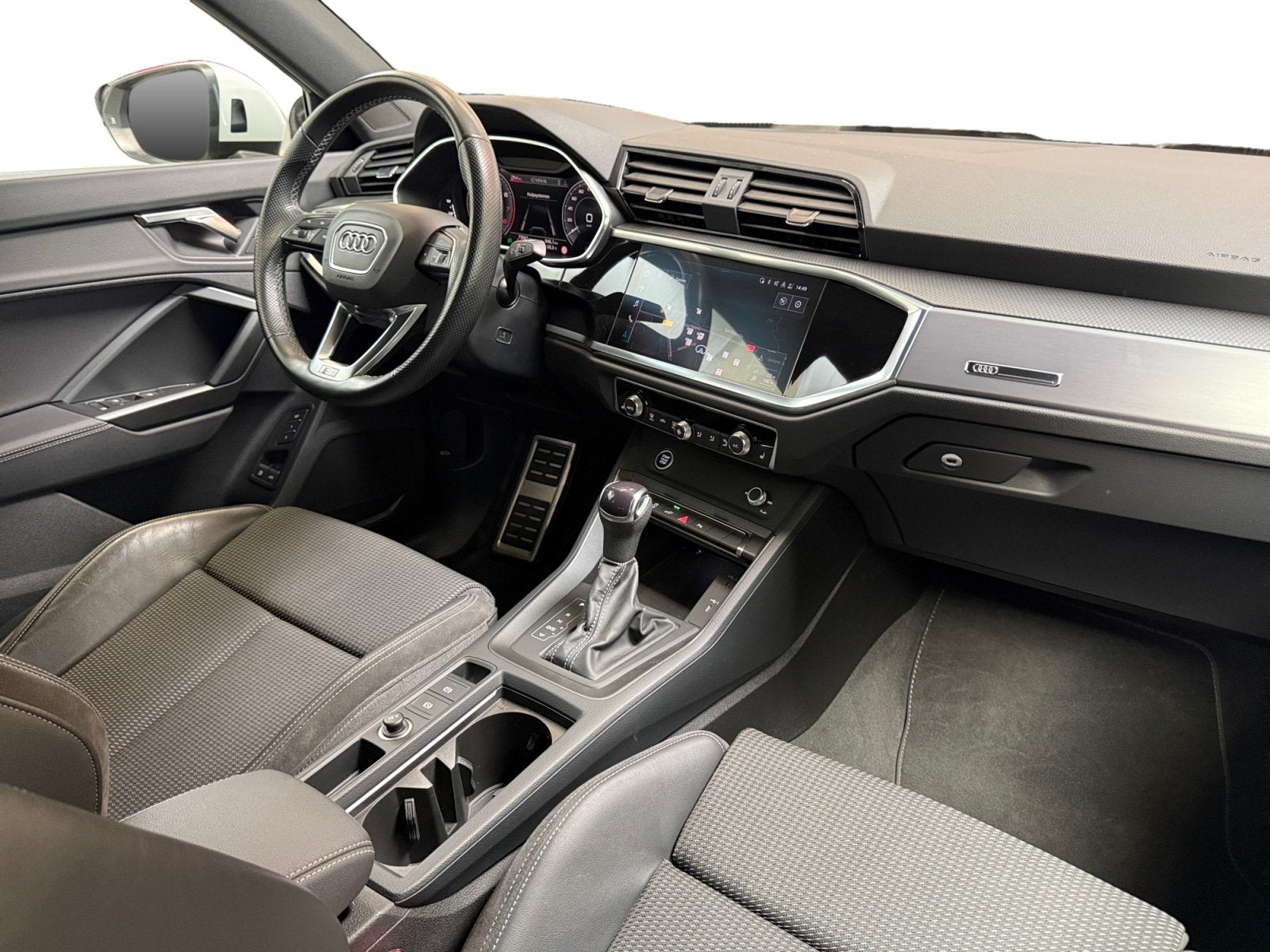 Audi Q3 45 TFSI e S edition I S-Line I Elek. Stoelen I Memor, Auto's, Automaat, Gebruikt, Zwart, Wit