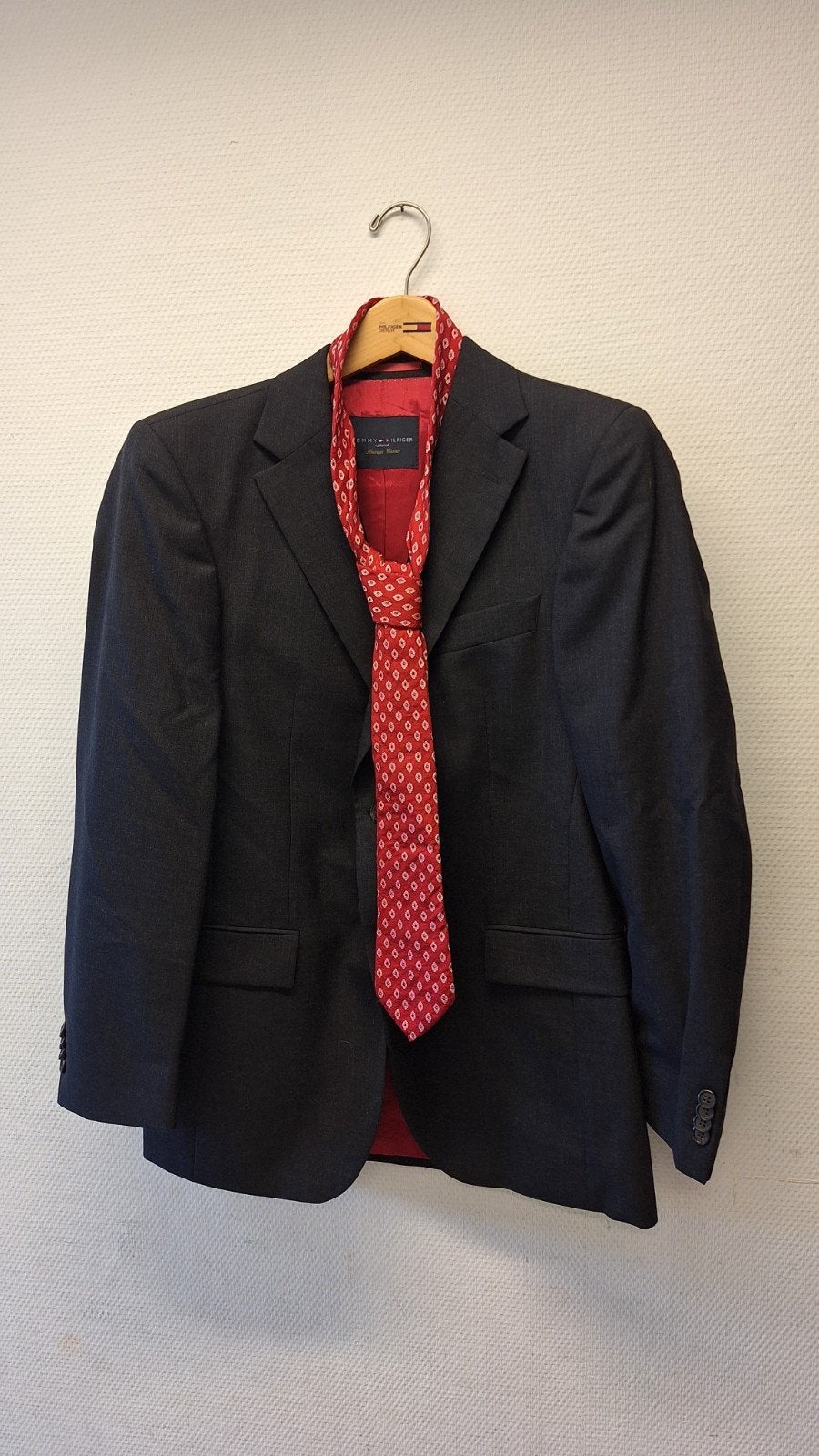 Tommy Hilfiger kostuum antraciet grijs, met rode das, Maat 48/50 (M), Tommy Hilfiger, Ophalen of Verzenden, Zo goed als nieuw