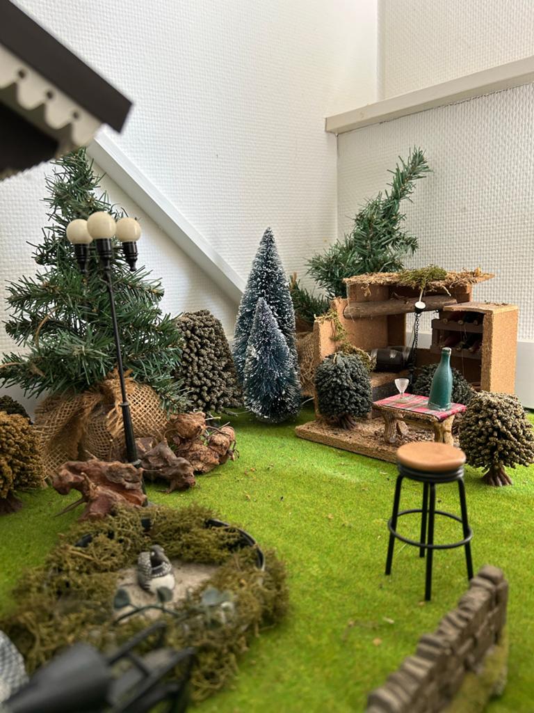 Prachtig poppenhuis met tuin en gedetailleerde inrichting, Verzamelen, Poppenhuizen en Toebehoren, Ophalen, Zo goed als nieuw