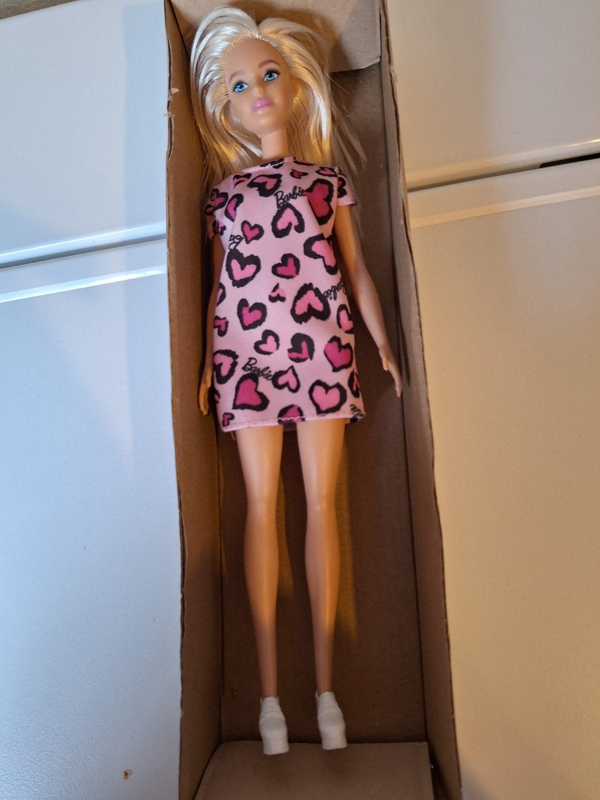 Blonde Barbie pop in roze jurk met hartjes en witte schoenen, Ophalen of Verzenden, Nieuw, Pop