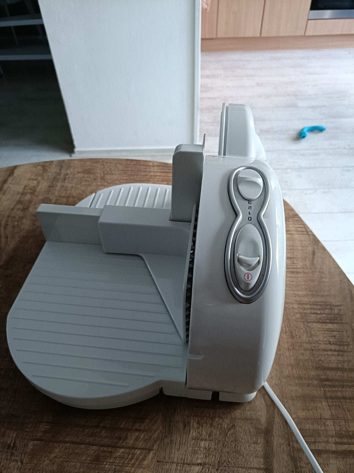 Elektrische vleessnijmachine / allessnijder, Minder dan 1 liter, Ophalen, Zo goed als nieuw, 2 snelheden