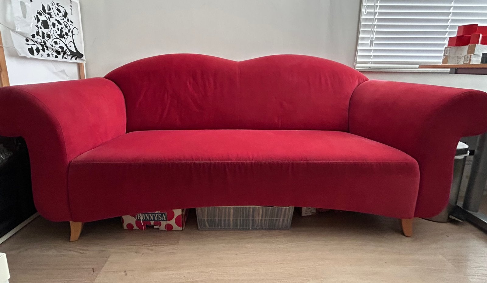 Rode bank Bijenkorf met alcantara bekleding, Huis en Inrichting, Banken | Sofa's en Chaises Longues, Ophalen, Gebruikt, 75 tot 100 cm