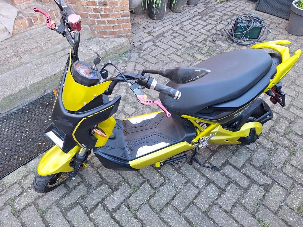 te koop elektrische scooter moet nieuwe accu in bieden, Ophalen, Zo goed als nieuw, Benzine, Overige merken