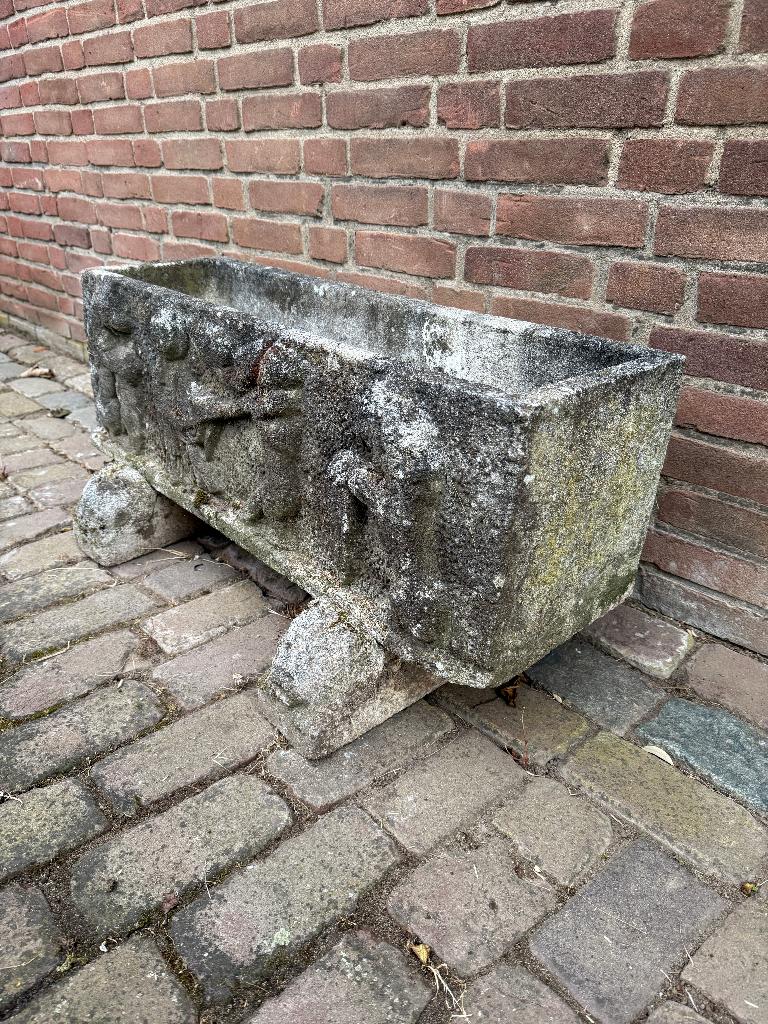 Oude stenen bloembak met reliëf op poten, Gebruikt, Minder dan 30 cm, Rond, Ophalen of Verzenden