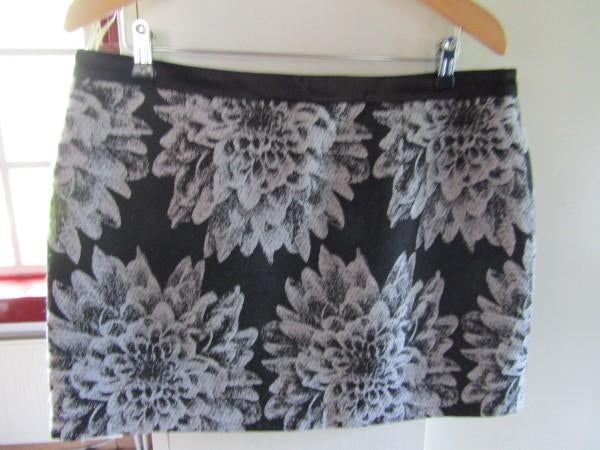 E24 Steps mt 44 rok zwart grijs bloemen metaal, Verzenden, Zwart, Maat 42/44 (L), Zo goed als nieuw