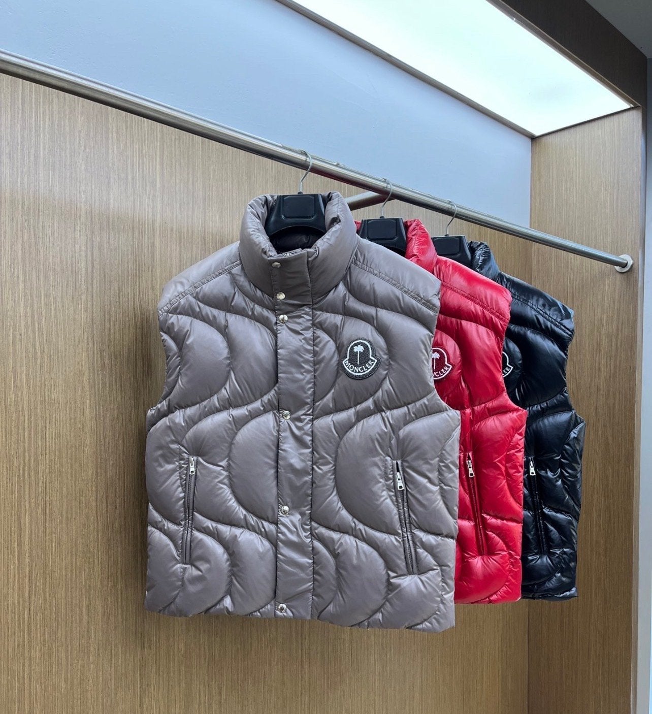 Moncler Bodywarmer - Diverse kleuren, Ophalen of Verzenden, Nieuw, Maat 38/40 (M), Rood