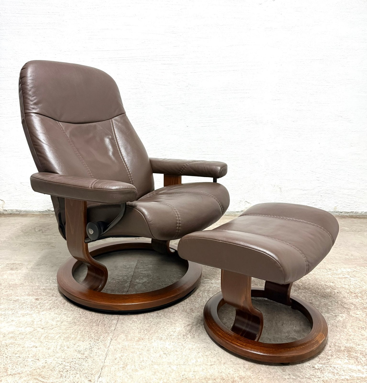 Stressless Design Fauteuil incl. Voetenbank - Donker Bruin, Ophalen, 75 tot 100 cm, Zo goed als nieuw, 50 tot 75 cm