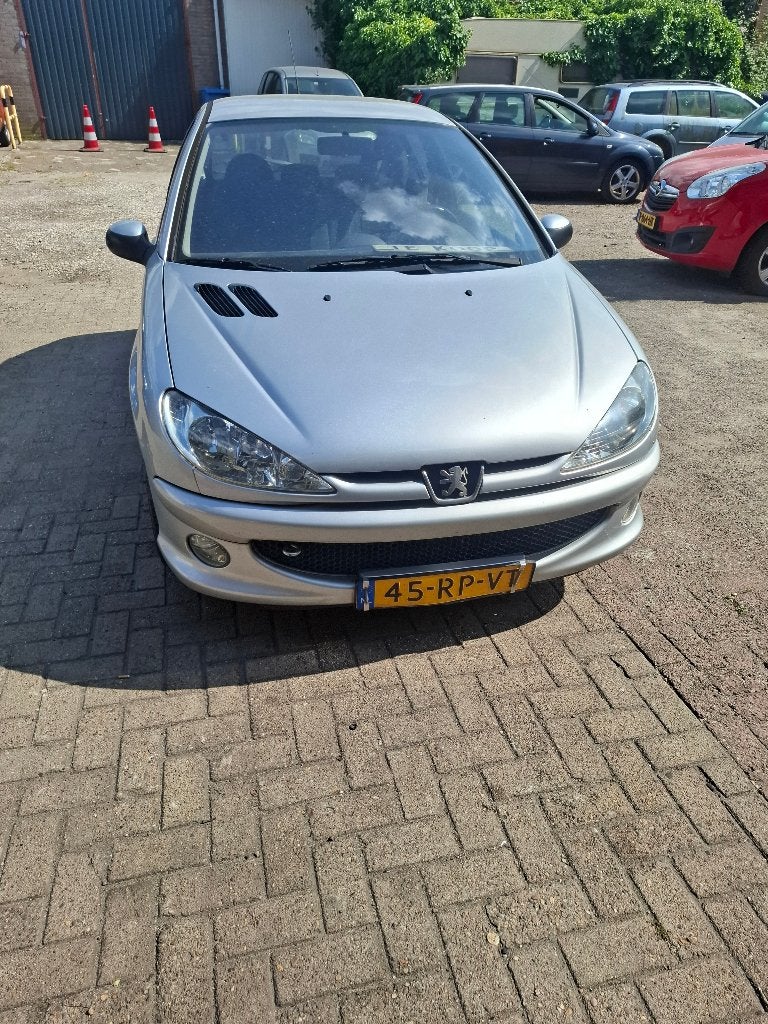 Peugeot 206 1.6 16V Gentry 3D 2005 Grijs, Auto's, Peugeot, Voorwielaandrijving, 15 km/l, 40 €/maand, Handgeschakeld